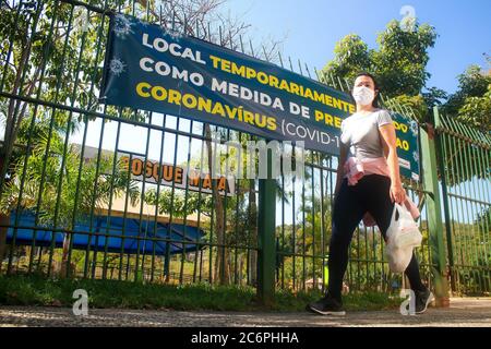 Guarulhos, Sao Paulo, Brésil. 11 juillet 2020. (INT) mouvement au parc de Busque Maia. 11 juillet 2020, Guarulhos, Sao Paulo, Brésil: Les habitants de la ville de Guarulhos, se promènent devant le parc Bosque Maia, qui est fermé pour usage interne et avec un avertissement à l'extérieur, en raison de la pandémie du coronavirus ce samedi.Credit: Fepesil/Thenews2 Credit: Fepesil/TheNEWS2/ZUMA Wire/Alay Live News Banque D'Images