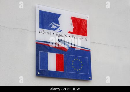 signe français avec la france et le drapeau de l'europe et marqué liberté égalite fraternite signifie en liberté égalité fraternité Banque D'Images