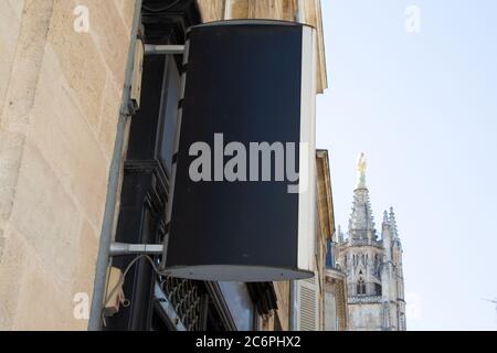 L'affiche de rue en métal noir est vide dans le centre commercial de la rue Banque D'Images