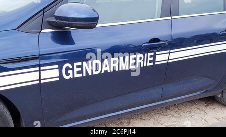 Le panneau de gendarmerie est la police française isolée sur une voiture Banque D'Images