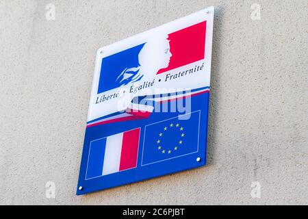 france et europe drapeau signe avec l'écriture liberté égalite fraternite signifie dans la liberté française égalité fraternité Banque D'Images