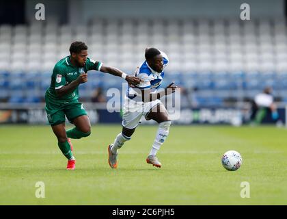 11 juillet 2020 ; le Kiyan Prince Foundation Stadium, Londres, Angleterre ; le championnat d'Angleterre de football, les Queen's Park Rangers contre Sheffield mercredi ; Kadeem Harris de Sheffield mercredi défie Olamide Shoipo de Queens Park Rangers Banque D'Images