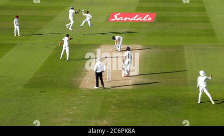 Le capitaine Jason Holder (en haut, deuxième à gauche) et le gardien de cricket Shane Dowrich célèbrent après que Shannon Gabriel a pris le cricket de Dom Bess en Angleterre au cours du quatrième jour de la série d'essais au Ageas Bowl, à Southampton. Banque D'Images