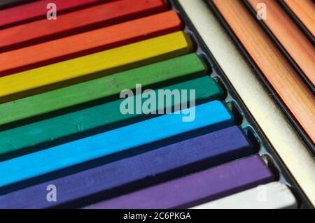 Bâtonnets de couleur pastel craie, arrière-plan abstrait coloré, couleurs arc-en-ciel Banque D'Images