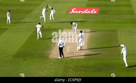 Le capitaine Jason Holder (en haut, deuxième à gauche) et le gardien de cricket Shane Dowrich célèbrent après que Shannon Gabriel a pris le cricket de Dom Bess en Angleterre au cours du quatrième jour de la série d'essais au Ageas Bowl, à Southampton. Banque D'Images