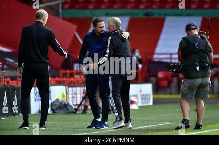 Frank Lampard, le directeur de Chelsea, salue Chris Wilder, le directeur de Sheffield United après le coup de sifflet final lors du match de la Premier League à Bramall Lane, Sheffield. Banque D'Images