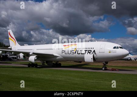 EC-MFA Airbus A340-313 de plus Ultra à l'aéroport de Cotswold, Kemble, EGBP pour avoir mis au rebut Air Salvage International. Banque D'Images