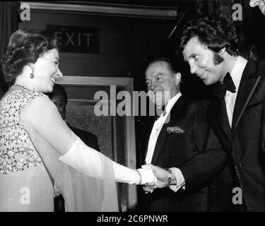 1970 - Londres, Angleterre, Royaume-Uni - LA REINE ELIZABETH II se serre la main avec Tom JONES, la star du chant originaire du pays de Galles, comme le célèbre comédien BOB HOPE regarde, au Talk of the Town dans le West End de Londres. L'introduction a eu lieu avant un cabaret royal de Gala et dîner tenu en aide au Fonds mondial pour la nature, la nuit dernière la Reine, son mari, et les enfants ont été parmi les 18 Royals européens à l'occasion du Gala. (Image de crédit : © Keystone Pictures USA/ZUMAPRESS.com) Banque D'Images