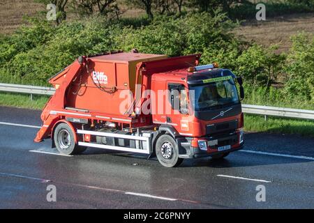 Biffa, véhicules à déchets, véhicules municipaux, chariots à poussière, chariots à poussière remis à neuf, chariots élévateurs à benne, camion, transport, camion rigide, transporteur de fret, véhicule Volvo FL à sauter, industrie européenne du transport commercial HGV, M6 à Manchester, Royaume-Uni Banque D'Images