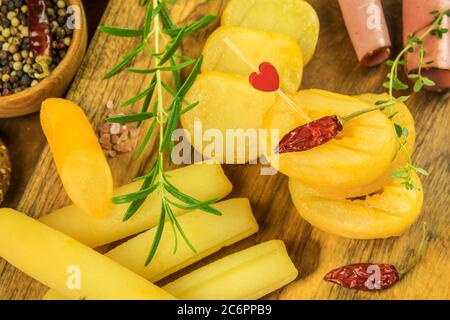 Fromage tchèque malodorant - Olomoucke tvaruzky. Fromage piqueux. Délicatesse aromatique. Produits laitiers. Fromage tchèque traditionnel. Banque D'Images