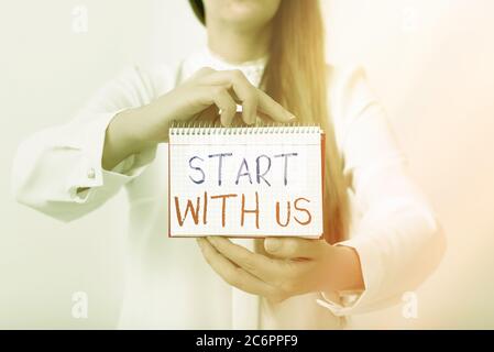 Affiche textuelle indiquant Start with US. Texte de photo d'entreprise invitant une personne à travailler ensemble pour un certain poste ou modèle cible affichant différents co vides Banque D'Images