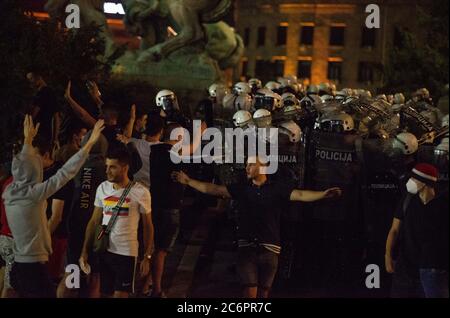 Belgrade, Serbie. 10 juillet 2020. Des manifestants se sont opposés à la police anti-émeute devant le Parlement serbe lors d'une manifestation contre un confinement prévu pour la capitale ce week-end pour stopper la propagation du coronavirus, et également contre le président Aleksandar Vucic et son gouvernement. Crédit : Nikola Krstic/Alay Live News Banque D'Images