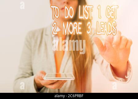 Liste des tâches à écrire : 1. Obtenez 2. Plus 3. Dérivations. Plan conceptuel de publicité de photo pour attirer des clients modèle avec le doigt pointant symbolisant Banque D'Images