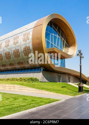 BAKU, Azerbaïdjan - 15 septembre 2016 : Musée du Tapis d'Azerbaïdjan Azerbaïdjan montrent les tapis et tapis de divers éléments des techniques de tissage et de matériaux. Ca Banque D'Images