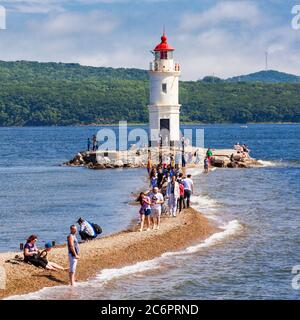 VLADIVOSTOK, RUSSIE - 17 JUILLET 2016 : Phare Tokarevski Egersheld sur le cap Koshka Tokarevskaya à Vladivostok, Primorsky Krai en Russie Banque D'Images