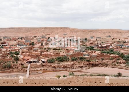 Bâtiments en grès rouge dans le désert à côté du lieu de tournage d'ait Benhaddou, Maroc Banque D'Images