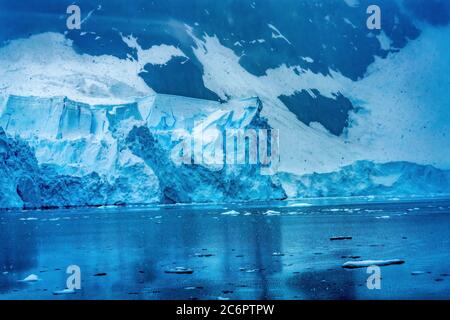 Neige des Blue Glacier Snow Mountains Paradise Bay Skintorp Cove Antarctique. Bleu glacier car l'air est comprimé de neige. Banque D'Images