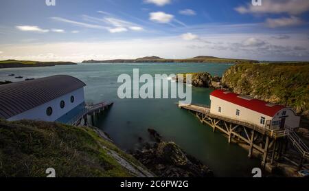 Station de sauvetage St Davids, St Justins, Pembrokeshire, pays de Galles, Royaume-Uni montrant les anciennes et nouvelles stations Banque D'Images