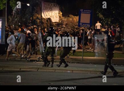 Belgrade, Serbie. 10 juillet 2020. Des manifestants se sont opposés à la police anti-émeute lors d'une manifestation contre un confinement prévu pour la capitale ce week-end pour stopper la propagation du coronavirus, et également contre le président Aleksandar Vucic et son gouvernement. Crédit : Nikola Krstic/Alay Live News Banque D'Images