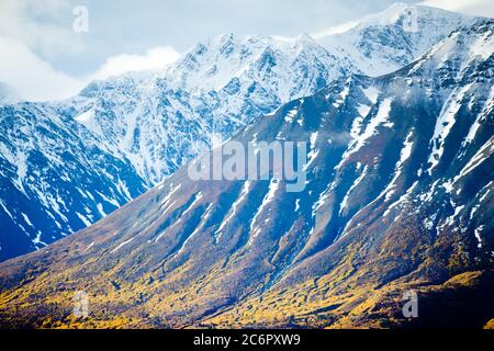 Vues d'automne le long de la route de l'Alaska entre Haines Junction et Haines, en Alaska, dans le parc national et réserve Kluane. Banque D'Images