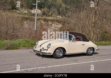 Vintage Porsche 356 B Super 90 Cabriolet des années soixante en voiture classique rencontre Passeggiata turistica primaile 12 avril 2015 à Rocca San Cascia Banque D'Images