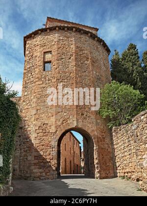 San Quirico d'Orcia, Sienne, Toscane, Italie : porte médiévale de la ville Porta dei Cappuccini à l'entrée de la ville antique Banque D'Images