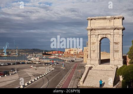 Ancona, Marche, Italie: Le port de la ville sur la mer Adriatique avec l'ancienne arche triumphale romaine de Trajan construit au 2ème siècle après J.-C. Tak photo Banque D'Images