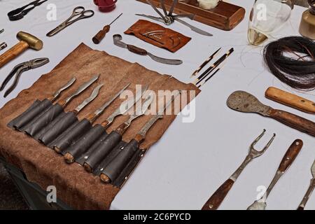 anciens outils chirurgicaux et dentaires - anciens instruments médicaux Banque D'Images