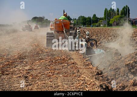 Agriculteur labourant le champ avec un vieux tracteur à chenilles et la charrue pendant la foire de campagne Rombi agricoli, le 30 août 2015 à Sant'Agata sul Santern Banque D'Images