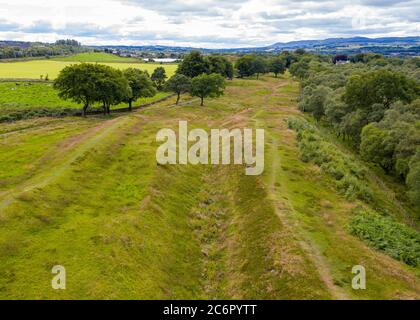 Vue aérienne du mur Antonine au fort du château Rough, un fort défensif romain près de Falkirk, en Écosse, au Royaume-Uni. Banque D'Images