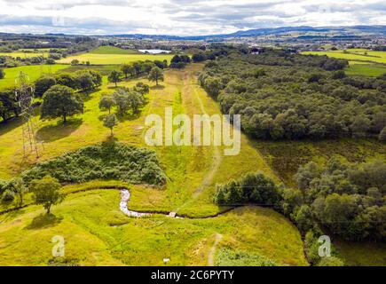 Vue aérienne du mur Antonine au fort du château Rough, un fort défensif romain près de Falkirk, en Écosse, au Royaume-Uni. Banque D'Images