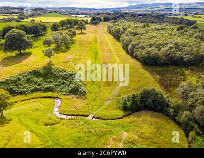 Vue aérienne du mur Antonine au fort du château Rough, un fort défensif romain près de Falkirk, en Écosse, au Royaume-Uni. Banque D'Images