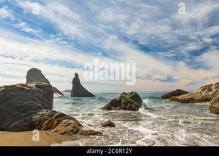 Un ciel bleu large au-dessus des vagues se brisant sur Bandon Beach, en Oregon Banque D'Images