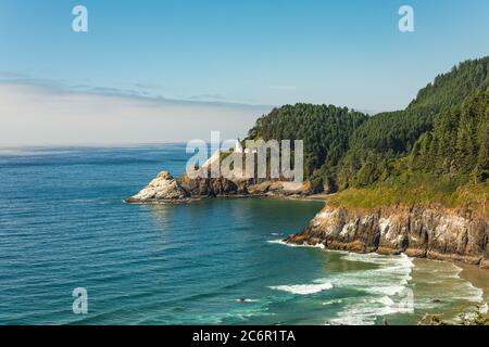 Phare de Heceta Head et côte de l'Oregon, vue depuis la vue Banque D'Images