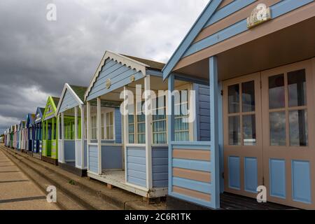 Cabines de plage en bois peintes en couleurs à Southwold sur la côte du Suffolk Banque D'Images