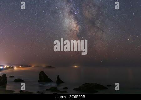 Milky Way Galaxy au-dessus de Bandon Beach comme le brouillard vient à terre en Oregon Banque D'Images