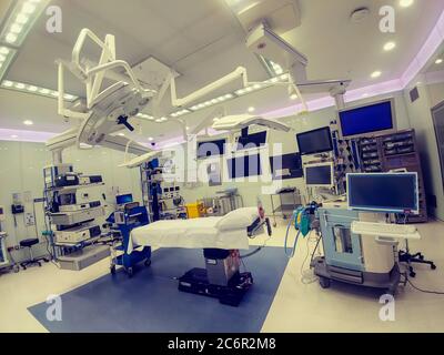 Salle d'opération (salle) dans un intérieur d'hôpital moderne, vue avec lit au milieu, anesthésiologie et matériel d'éclairage. Personne Banque D'Images