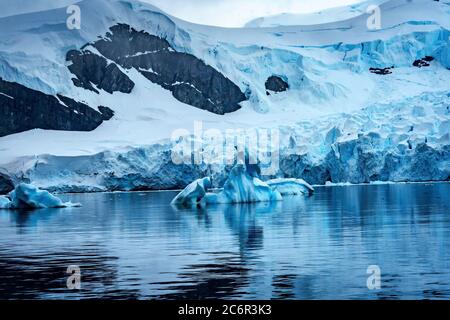 Blue Glacier Snow Mountains Paradise Bay Skintorp Cove Antarctique. Bleu glacier car l'air est comprimé de neige. Banque D'Images