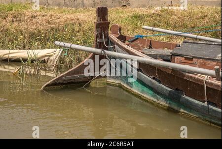 partie submergée de la lame de gouvernail du bateau de direction, surface de contrôle principale de la gouverne pour diriger un vieux bateau en bois, une canne et une barre, une pelle de la lame de gouvernail Banque D'Images