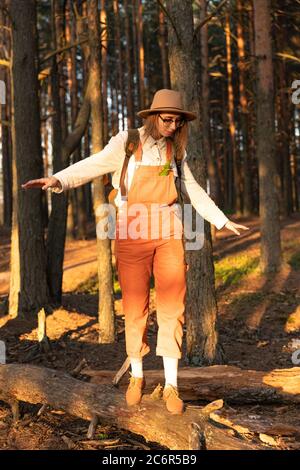 Portrait de femme botaniste avec sac à dos sur un sentier écologique de randonnée en forêt. Naturaliste explorant la faune et l'écotourisme aventure, debout sur le Banque D'Images