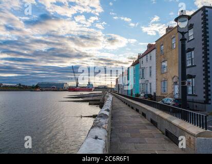 Le front de mer et des maisons en terrasse géorgienne à la pointe dans le vieux Hartlepool,Angleterre,UK Banque D'Images