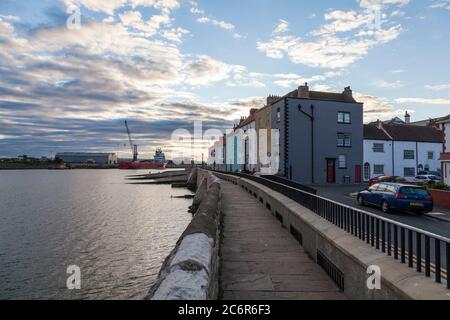 Le front de mer et des maisons en terrasse géorgienne à la pointe dans le vieux Hartlepool,Angleterre,UK Banque D'Images