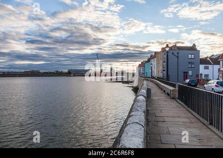 Le front de mer et des maisons en terrasse géorgienne à la pointe dans le vieux Hartlepool,Angleterre,UK Banque D'Images