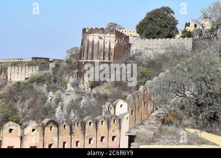 Belle vue au coucher du soleil depuis le fort de Nahargarh se trouve sur le bord des collines d'Aravalli, vue sur la ville de Jaipur dans le Rajasthan, Inde. Banque D'Images