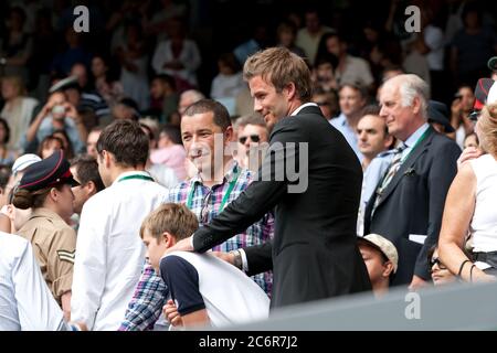 Londres, Royaume-Uni. 02 juillet 2010. LONDRES, ANGLETERRE - JUILLET 02 : joueur de football David Beckham (portant son anneau de mariage au milieu de rumeurs d'une rupture avec la femme Victoria Beckham) Et le fils Brooklyn participe au match semi-final entre Andy Murray de Grande-Bretagne et Rafael Nadal d'Espagne le 11 e jour des Championnats de tennis de pelouse de Wimbledon au All England Lawn tennis and Croquet Club le 2 juillet 2010 à Londres, Angleterre personnes: David Beckham Brooklyn Beckham crédit: Storms Media Group/Alamy Live News Banque D'Images