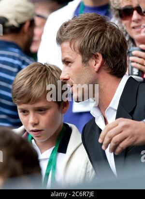 Londres, Royaume-Uni. 02 juillet 2010. LONDRES, ANGLETERRE - JUILLET 02 : joueur de football David Beckham (portant son anneau de mariage au milieu de rumeurs d'une rupture avec la femme Victoria Beckham) Et le fils Brooklyn participe au match semi-final entre Andy Murray de Grande-Bretagne et Rafael Nadal d'Espagne le 11 e jour des Championnats de tennis de pelouse de Wimbledon au All England Lawn tennis and Croquet Club le 2 juillet 2010 à Londres, Angleterre personnes: David Beckham Brooklyn Beckham crédit: Storms Media Group/Alamy Live News Banque D'Images