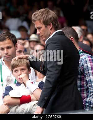 Londres, Royaume-Uni. 02 juillet 2010. LONDRES, ANGLETERRE - JUILLET 02 : joueur de football David Beckham (portant son anneau de mariage au milieu de rumeurs d'une rupture avec la femme Victoria Beckham) Et le fils Brooklyn participe au match semi-final entre Andy Murray de Grande-Bretagne et Rafael Nadal d'Espagne le 11 e jour des Championnats de tennis de pelouse de Wimbledon au All England Lawn tennis and Croquet Club le 2 juillet 2010 à Londres, Angleterre personnes: David Beckham Brooklyn Beckham crédit: Storms Media Group/Alamy Live News Banque D'Images