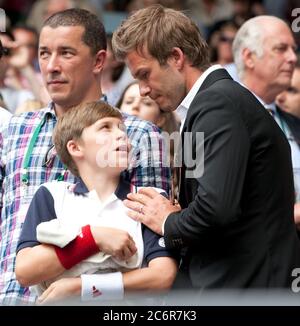 Londres, Royaume-Uni. 02 juillet 2010. LONDRES, ANGLETERRE - JUILLET 02 : joueur de football David Beckham (portant son anneau de mariage au milieu de rumeurs d'une rupture avec la femme Victoria Beckham) Et le fils Brooklyn participe au match semi-final entre Andy Murray de Grande-Bretagne et Rafael Nadal d'Espagne le 11 e jour des Championnats de tennis de pelouse de Wimbledon au All England Lawn tennis and Croquet Club le 2 juillet 2010 à Londres, Angleterre personnes: David Beckham Brooklyn Beckham crédit: Storms Media Group/Alamy Live News Banque D'Images