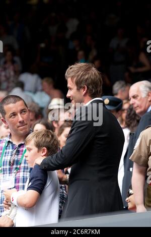 Londres, Royaume-Uni. 02 juillet 2010. LONDRES, ANGLETERRE - JUILLET 02 : joueur de football David Beckham (portant son anneau de mariage au milieu de rumeurs d'une rupture avec la femme Victoria Beckham) Et le fils Brooklyn participe au match semi-final entre Andy Murray de Grande-Bretagne et Rafael Nadal d'Espagne le 11 e jour des Championnats de tennis de pelouse de Wimbledon au All England Lawn tennis and Croquet Club le 2 juillet 2010 à Londres, Angleterre personnes: David Beckham Brooklyn Beckham crédit: Storms Media Group/Alamy Live News Banque D'Images