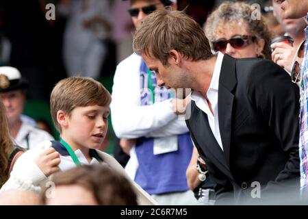 Londres, Royaume-Uni. 02 juillet 2010. LONDRES, ANGLETERRE - JUILLET 02 : joueur de football David Beckham (portant son anneau de mariage au milieu de rumeurs d'une rupture avec la femme Victoria Beckham) Et le fils Brooklyn participe au match semi-final entre Andy Murray de Grande-Bretagne et Rafael Nadal d'Espagne le 11 e jour des Championnats de tennis de pelouse de Wimbledon au All England Lawn tennis and Croquet Club le 2 juillet 2010 à Londres, Angleterre personnes: David Beckham Brooklyn Beckham crédit: Storms Media Group/Alamy Live News Banque D'Images